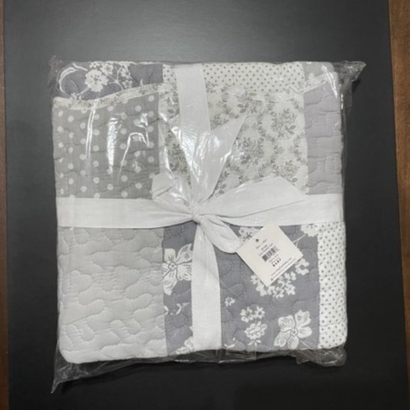 NWT Stephan Baby Heirloom-Quality Pieced Crib Quilt Blanket - Gray/White/Florals - Picture 4 of 4